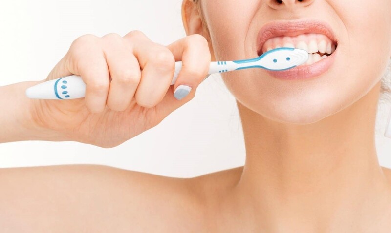 Vệ sinh răng miệng sạch sẽ phòng ngừa nhiệt miệng