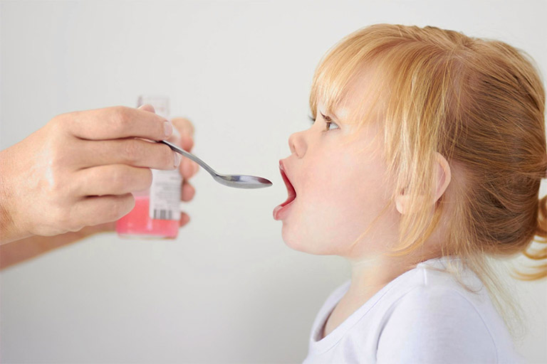 Chữa nhiệt miệng bằng các loại thuốc cũng là phương pháp được nhiều mẹ lựa chọn cho trẻ hiện nay